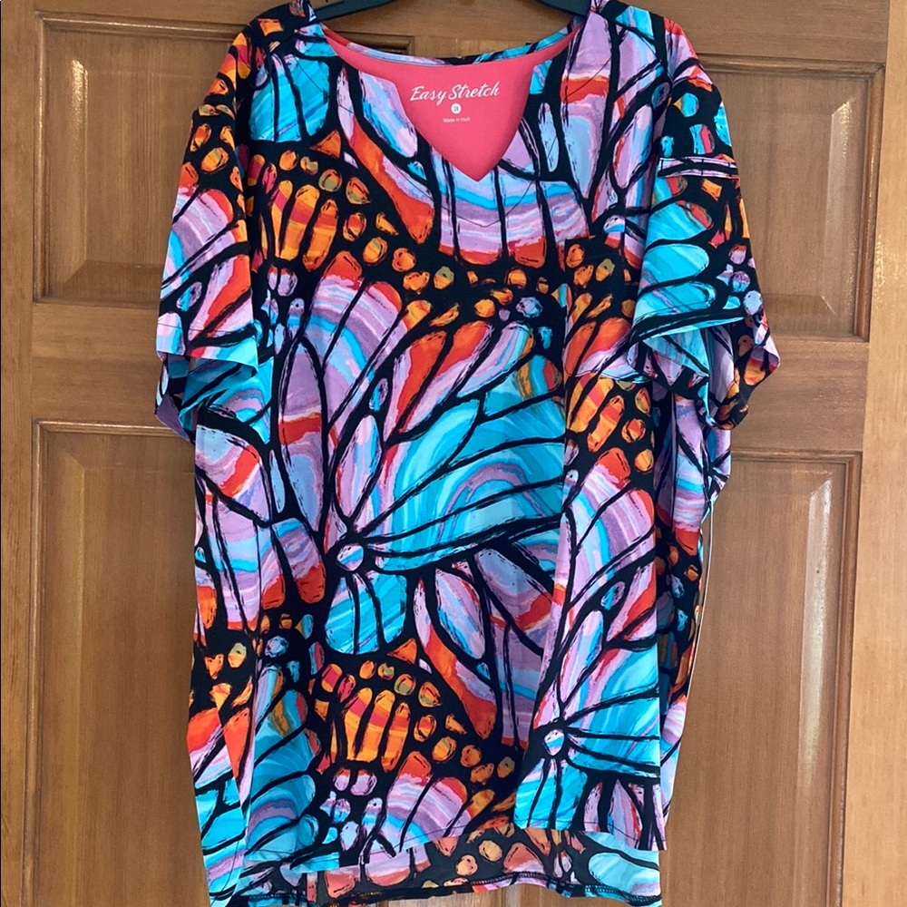 NWT! Women’s size 2X, butterfly scrub top by Easy Stretch!